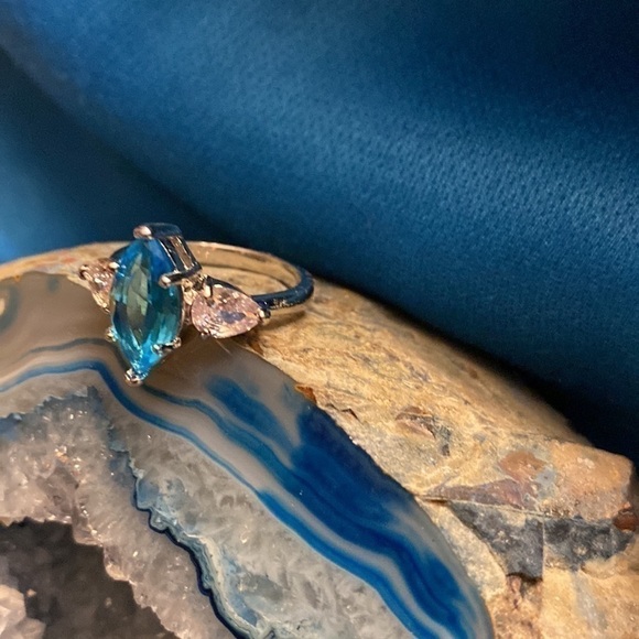 🎉🎉 Host Pick 7/22🎉 Blue Topaz with white topaz. Beautiful Ring - Picture 10 of 12